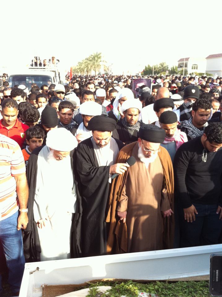 
البحرين: قوات النظام تقمع مسيرة تشييع الشهيد القصاب وتواصل حملاتها الأمنية في البلاد