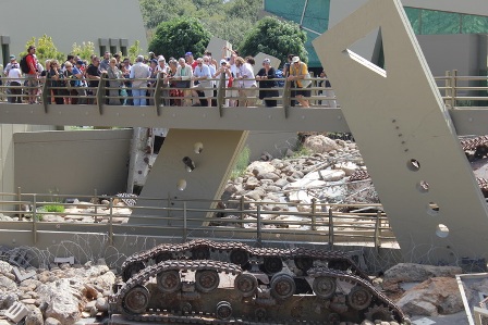 وفد اجنبي في معلم مليتا السياحي