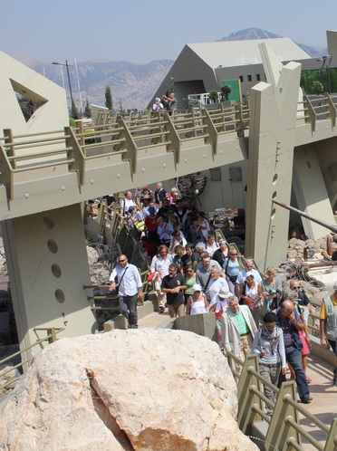 وفد اجنبي في معلم مليتا السياحي