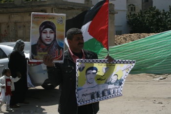 اعتصام تضامني مع الأسيرة الفلسطينية المضربة عن الطعام "هناء الشلبي" 