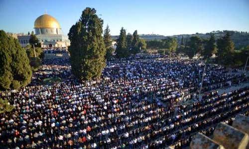 عشرات آلاف الفلسطينيين  يؤدون الصلاة في المسجد الاقصى 