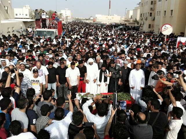 قوات الأمن البحرينية تقمع مسيرة تشييع الشهيد الإعلامي "أحمد إسماعيل"
