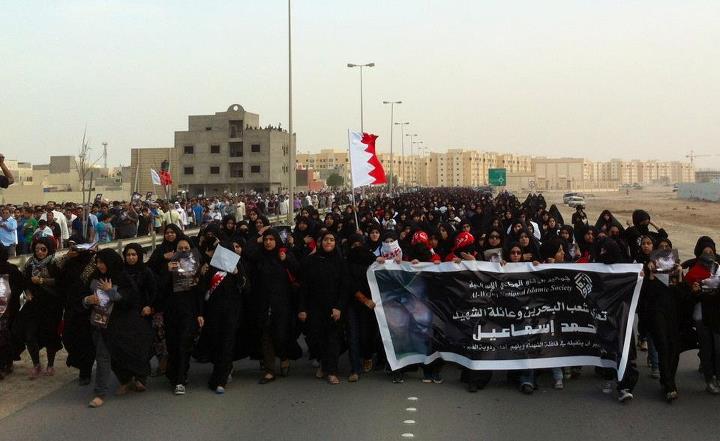 قوات الأمن البحرينية تقمع مسيرة تشييع الشهيد الإعلامي "أحمد إسماعيل"