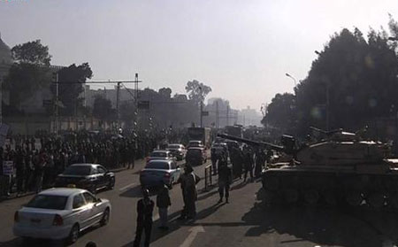 تعزيزات أمنية في محيط القصر الرئاسي بمصر..والمعارضة تحشد لمظاهرات الغد  