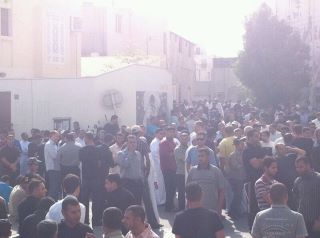 البحرين: قوات الأمن تقمع بالقوة مسيرة تشييع الشهيد المسن علي الديهي