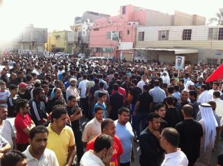 البحرين: قوات الأمن تقمع بالقوة مسيرة تشييع الشهيد المسن علي الديهي

