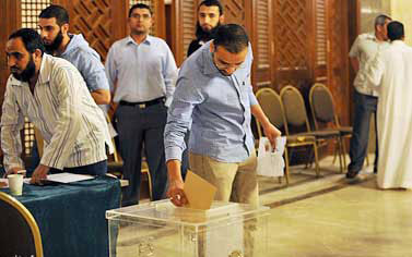 المعارضة المصرية تؤكد التلاعب بنتائج الإستفتاء وتدعو لمظاهرة مليونية "إسقاط مشروع الدستور" 