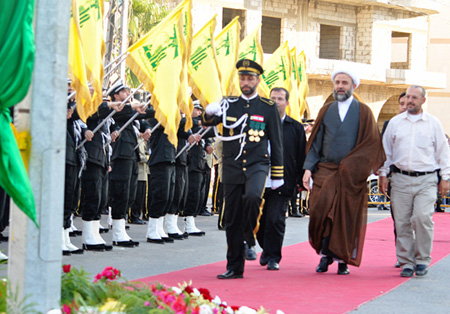 رفع راية مقام الامام علي (ع) في عيناثا 
