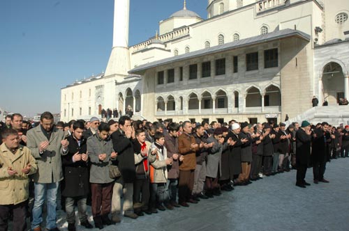 خاص الانتقاد: تظاهرات تركية دعما لانتفاضة الشعب المصري
