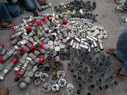 البحرين: مسيرات في المناطق واستشهاد مواطن وعشرات الجرحى واعتقالات واختفاء لآخرين