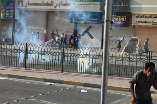 البحرين: مسيرات في المناطق واستشهاد مواطن وعشرات الجرحى واعتقالات واختفاء لآخرين