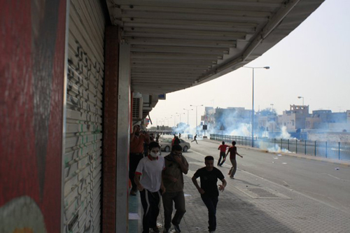 البحرين: مسيرات في المناطق واستشهاد مواطن وعشرات الجرحى واعتقالات واختفاء لآخرين