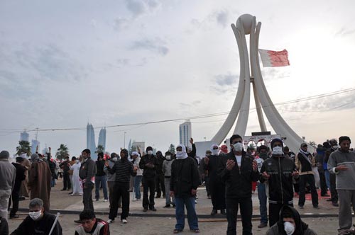 الهجوم على دوار اللؤلؤة بالصور