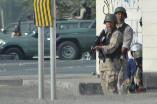 الهجوم على دوار اللؤلؤة بالصور