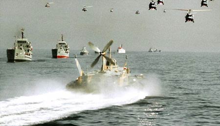 رسائل متبادلة.. مناورات إيرانية ـ أميركية متزامنة