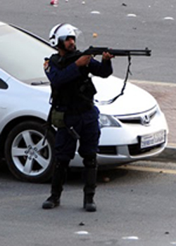 نقطة تفتيش ... يمكنك أن تذهب شرط أن تبصق بوجه زوجتك!