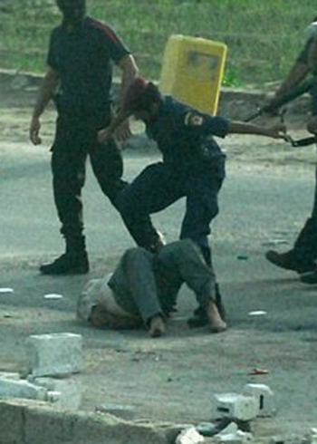 نقطة تفتيش ... يمكنك أن تذهب شرط أن تبصق بوجه زوجتك!
