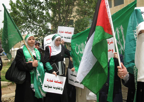 بعد أربعة أعوام .. الفلسطينيون يشيعون "الإنقسام" وأعينهم ترقب عهداً جديداً ِقبلتُه "الوطن والحرية"
