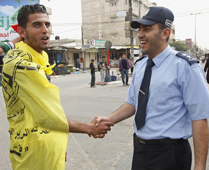 بعد أربعة أعوام .. الفلسطينيون يشيعون "الإنقسام" وأعينهم ترقب عهداً جديداً ِقبلتُه "الوطن والحرية"
