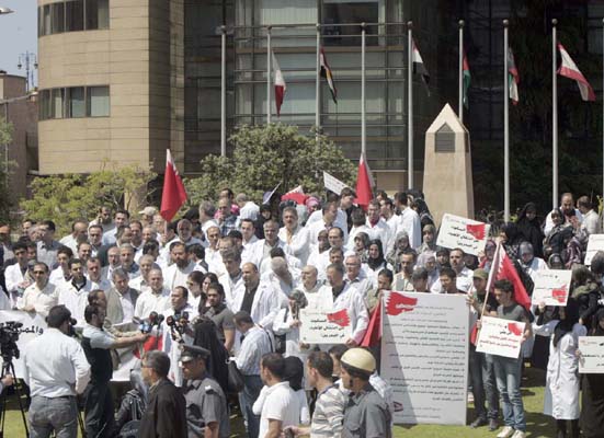 اعتصام للاطباء في لبنان امام الاسكوا تضامنا مع الكادر الطبي المعتقل في البحرين
