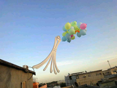 مجسم دوار اللؤلؤة في سماء قرية باربار البحرينية !