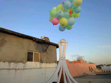 مجسم دوار اللؤلؤة في سماء قرية باربار البحرينية !