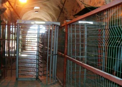 الفلسطينيون يصرّون على الصلاة فيه رغم إجراءات الاحتلال...
