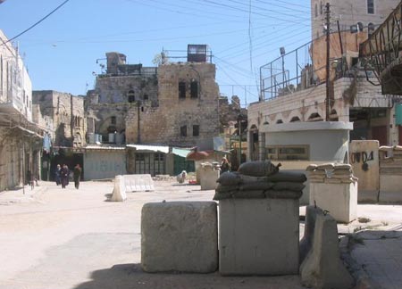 الفلسطينيون يصرّون على الصلاة فيه رغم إجراءات الاحتلال...
