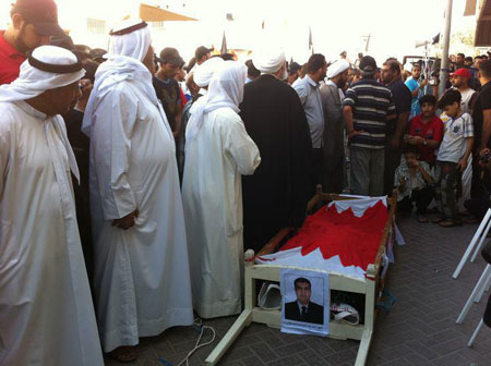 تشييع الشهيد سيد جواد هاشم: حشود بحرينية تؤكد على الولاء لمسيرة الانتفاضة الشعبية