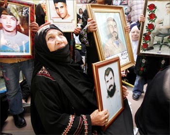 رغم الوعيد والتهديد الصهيوني: الأسرى الفلسطينيون يواصلون معركة "الأمعاء الخاوية".. وذووهم يشاركونهم الوجع