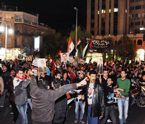 ملايين السوريين يحتشدون في الساحات العامة للمحافظات السورية استنكاراً ورفضاً لقرار الجامعة العربية