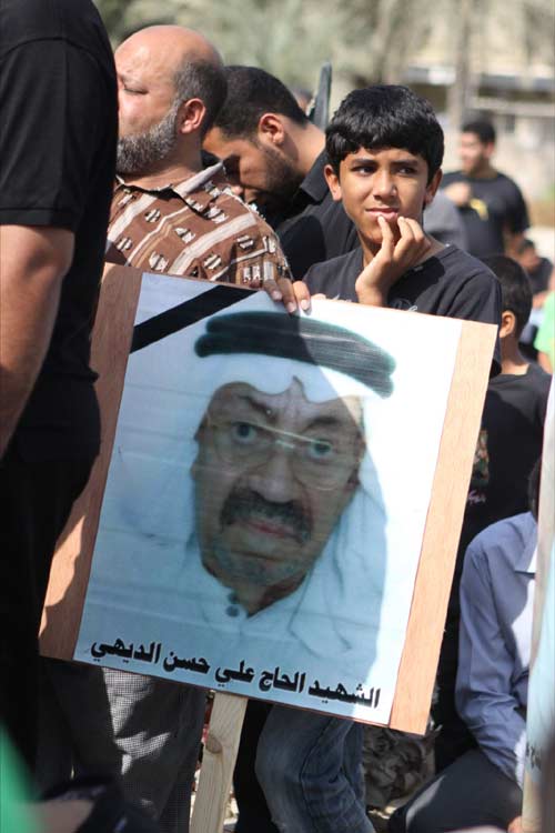 عشرات الآلاف من البحرينيين يشيعون شهيداً مسناً قتلته قوات الأمن