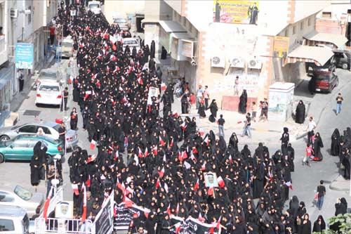 عشرات الآلاف من البحرينيين يشيعون شهيداً مسناً قتلته قوات الأمن