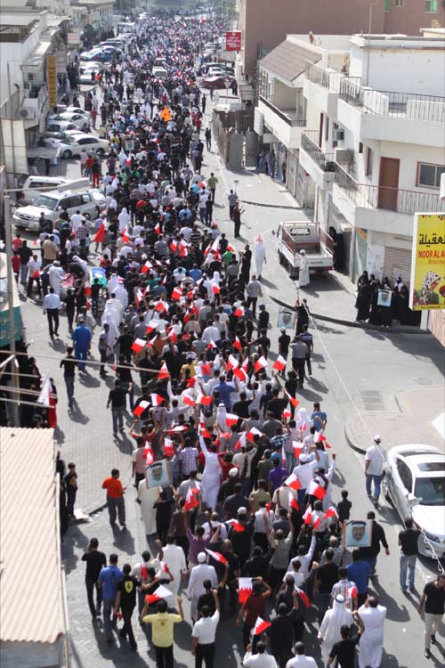 عشرات الآلاف من البحرينيين يشيعون شهيداً مسناً قتلته قوات الأمن