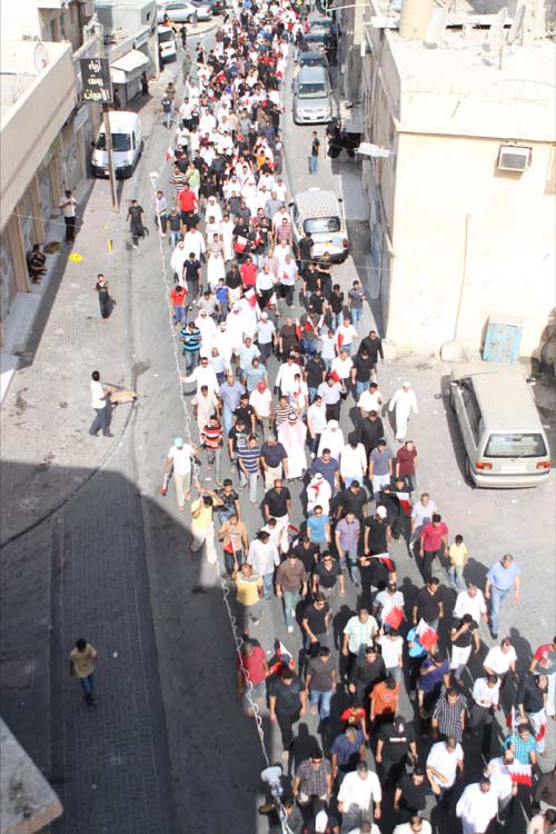 عشرات الآلاف من البحرينيين يشيعون شهيداً مسناً قتلته قوات الأمن