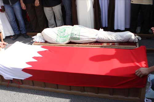 عشرات الآلاف من البحرينيين يشيعون شهيداً مسناً قتلته قوات الأمن