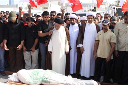 عشرات الآلاف من البحرينيين يشيعون شهيداً مسناً قتلته قوات الأمن
