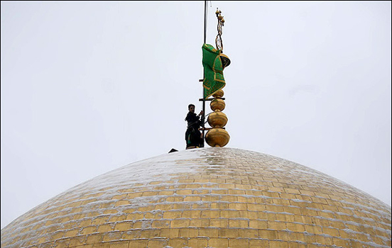 تبديل راية قبة مرقد الامام الرضا (ع) لحلول شهر محرم الحرام