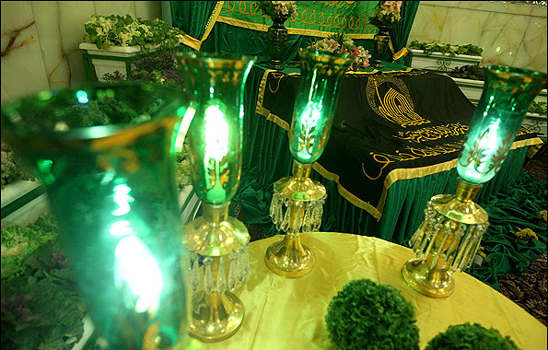 تبديل راية قبة مرقد الامام الرضا (ع) لحلول شهر محرم الحرام