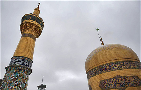 تبديل راية قبة مرقد الامام الرضا (ع) لحلول شهر محرم الحرام