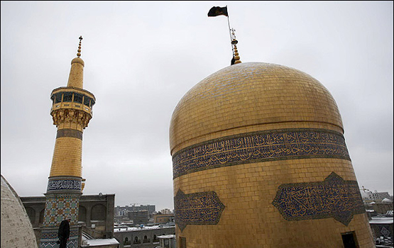 تبديل راية قبة مرقد الامام الرضا (ع) لحلول شهر محرم الحرام