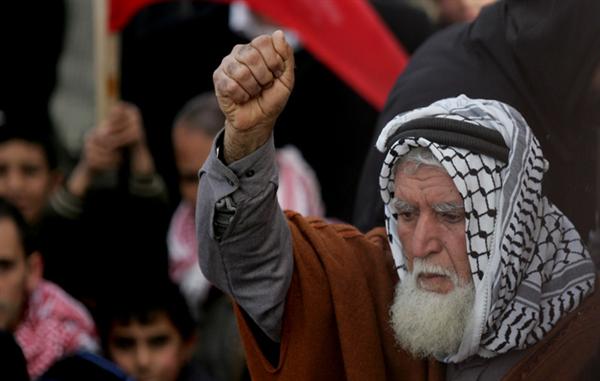 خاض أطول إضراب في العالم .. "خضر عدنان" .. حكايةُ حرٍ هزمَ القيدَ والسجان
