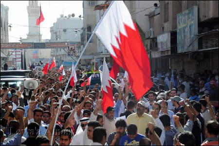 البحرينيون لا يأبهون لتصعيد السلطة ويزحفون الى ميدان اللؤلؤة رغم القمع و"الوفاق" تشدّد على أن أي مشروع حوار يجب أن يكون جديا