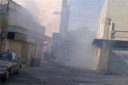 قوات الامن البحرينية تقمع الاحتجاجات السلمية بالقوة وتغرق المناطق والقرى بالغازات السامة 
