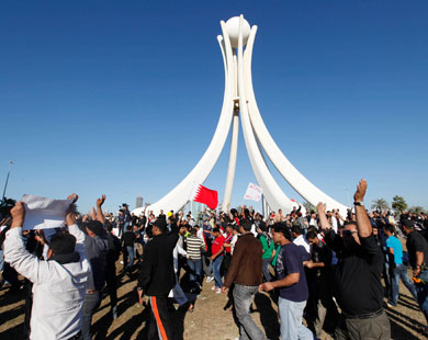 قوات الامن البحرينية تقمع الاحتجاجات السلمية بالقوة وتغرق المناطق والقرى بالغازات السامة 
