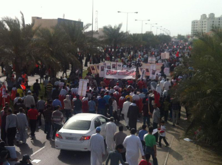 الشعب البحريني يملأ الساحات في مسيرة الشعب الكبرى