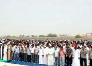 حشود بحرينية تؤدي الصلاة في المساجد المهدمة من قبل قوات النظام

