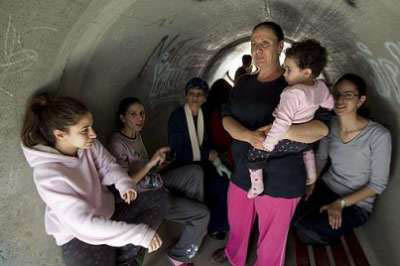 صواريخ المقاومة تلزم مليون صهيوني الاختباء في الملاجئ

