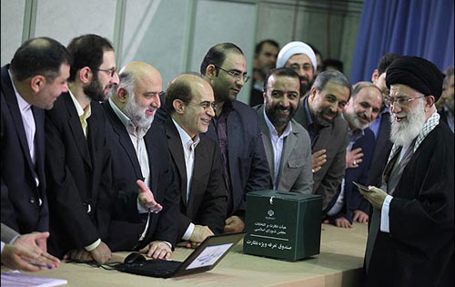 آية الله العظمى السيد علي الخامنئي أدلى بصوته في إنتخابات الدورة التاسعة لمجلس الشورى الإيراني