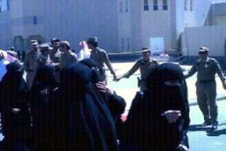 إضراب طالبات جامعيات في السعودية احتجاجاً على قمع بعضهن..وبائع خضار يحرق نفسه في شمال المملكة 
